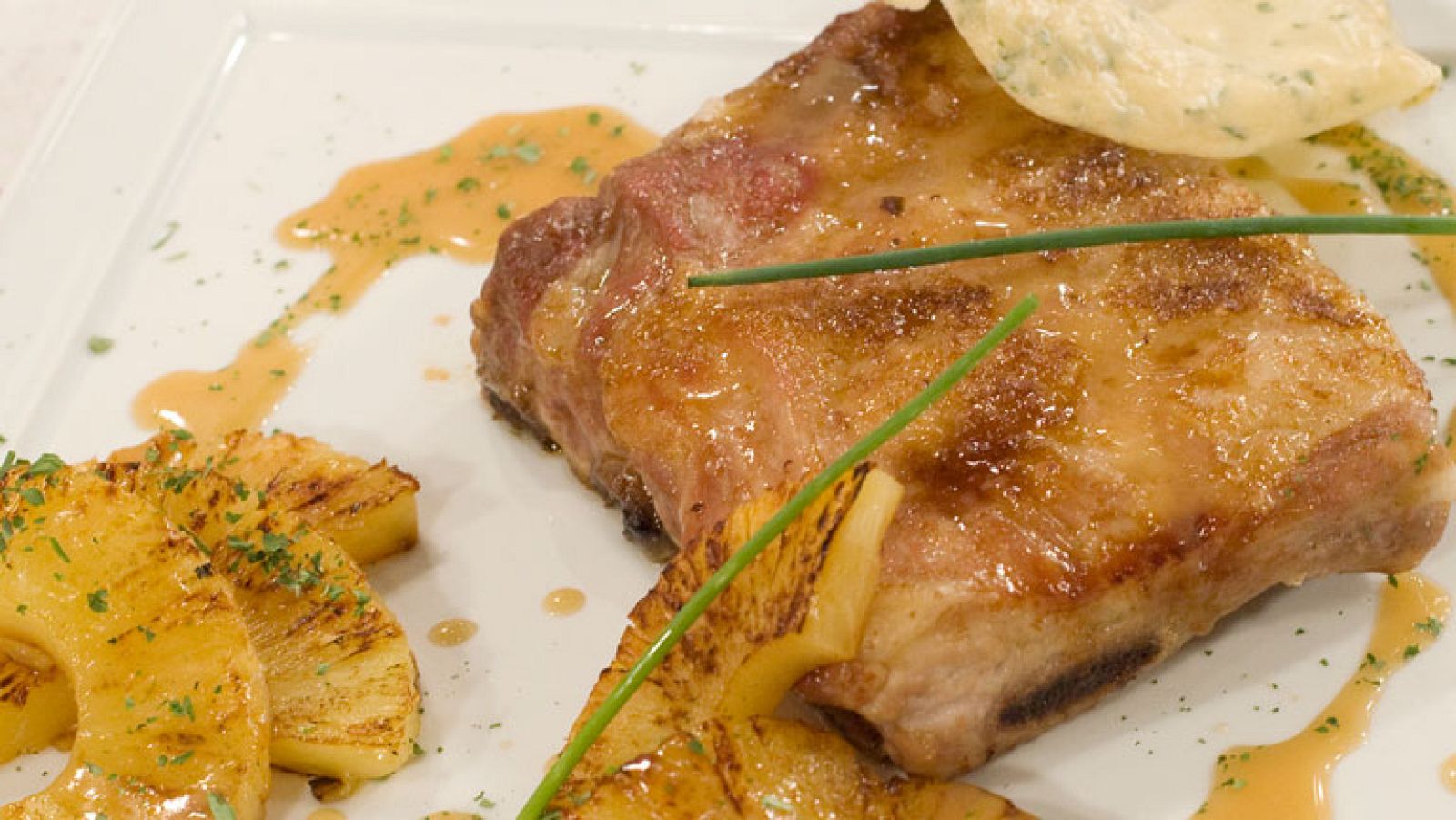 Costillar asado a la piña con salsa de soja