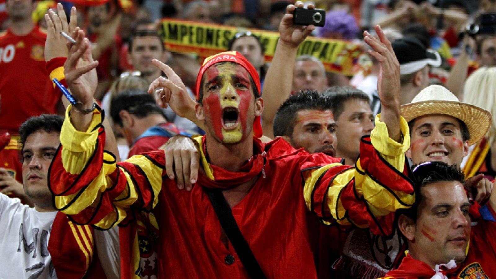 La afición sufrió pero celebró el triunfo de la 'Roja'