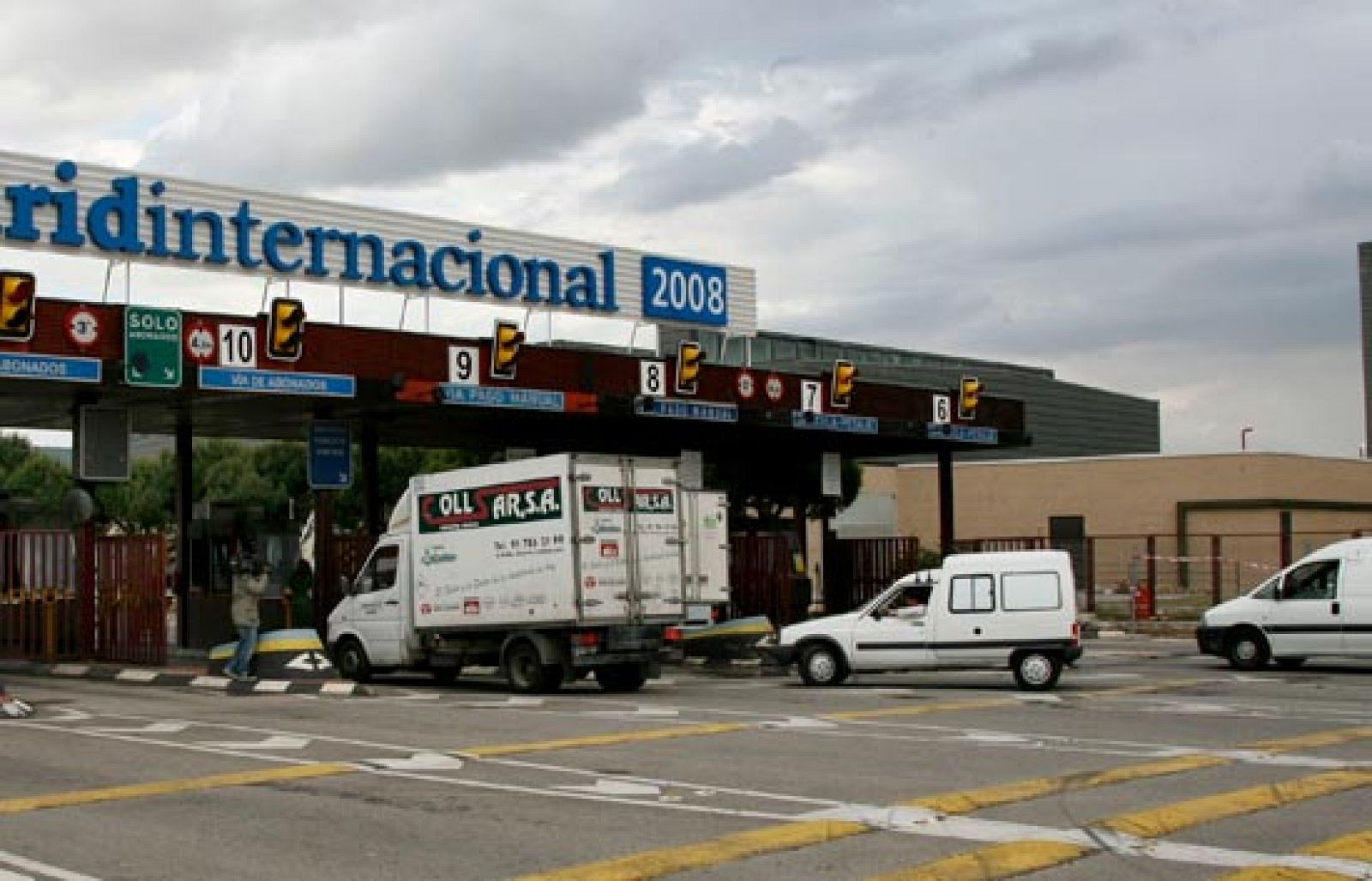 Las carreteras de toda España han aparecido despejadas en el cuarto día de huelga de los transportistas. El miércoles, el Ministerio de Interior anunció el despliegue de más de 25.000 agentes de la Policía Nacional y la Guardia Civil para escoltar