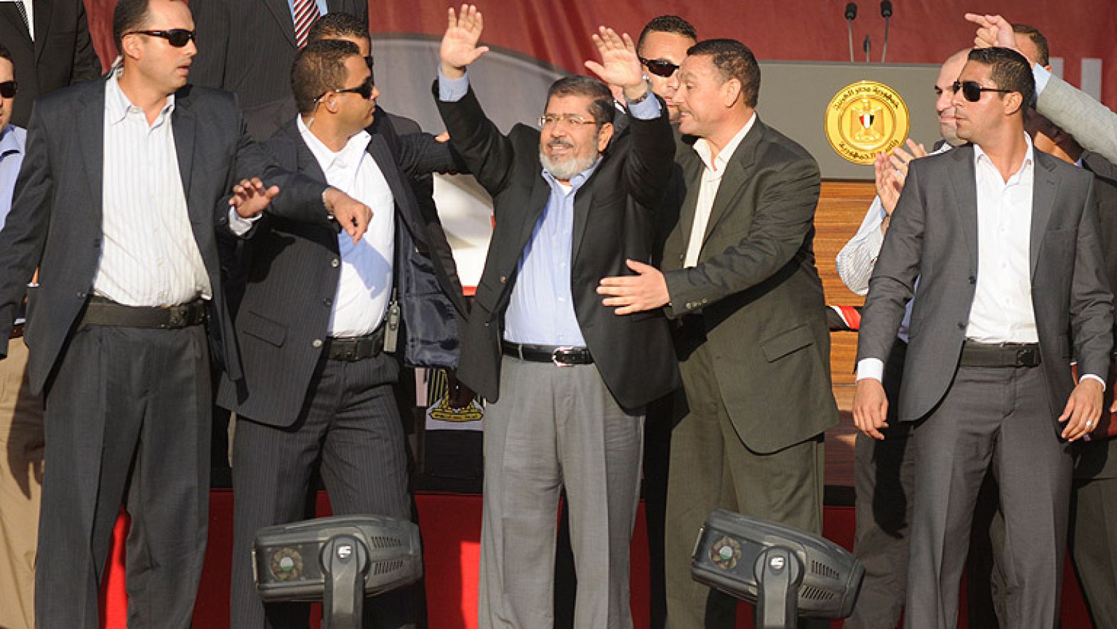 Morsi se dirige ante una abarrotada plaza Tahrir