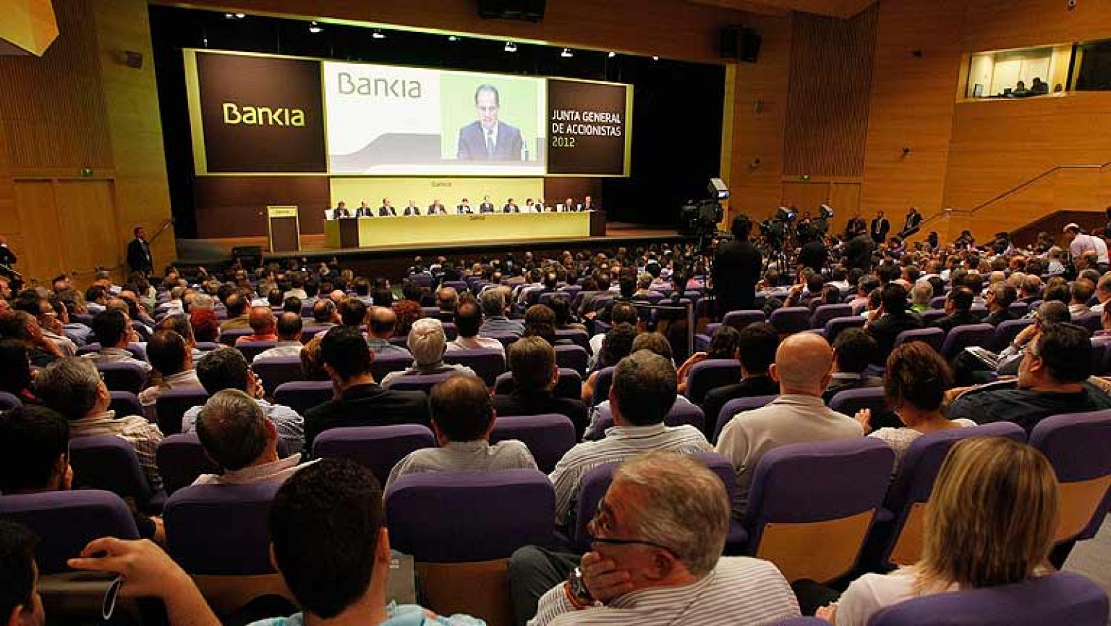 Abucheos al presidente de Bankia en la Junta de Accionistas de la entidad