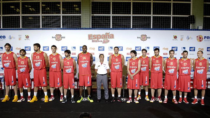  - Los jugadores de la selección pasan por el micrófono de TVE