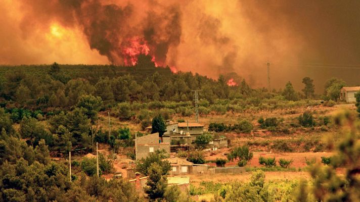 Informativo 24h - El incendio de Valencia desaloja a 900 personas