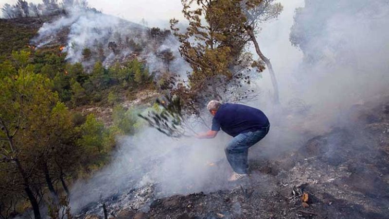 Los dos incendios de Valencia continúan sin control