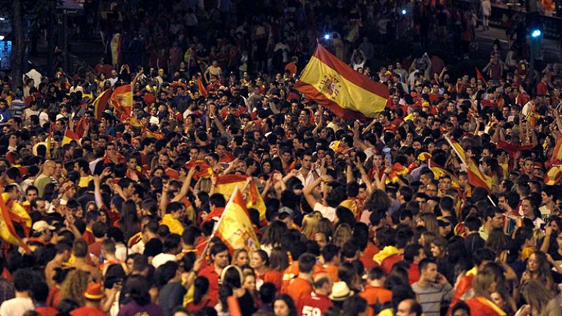 Los aficionados celebran el triunfo de la Roja