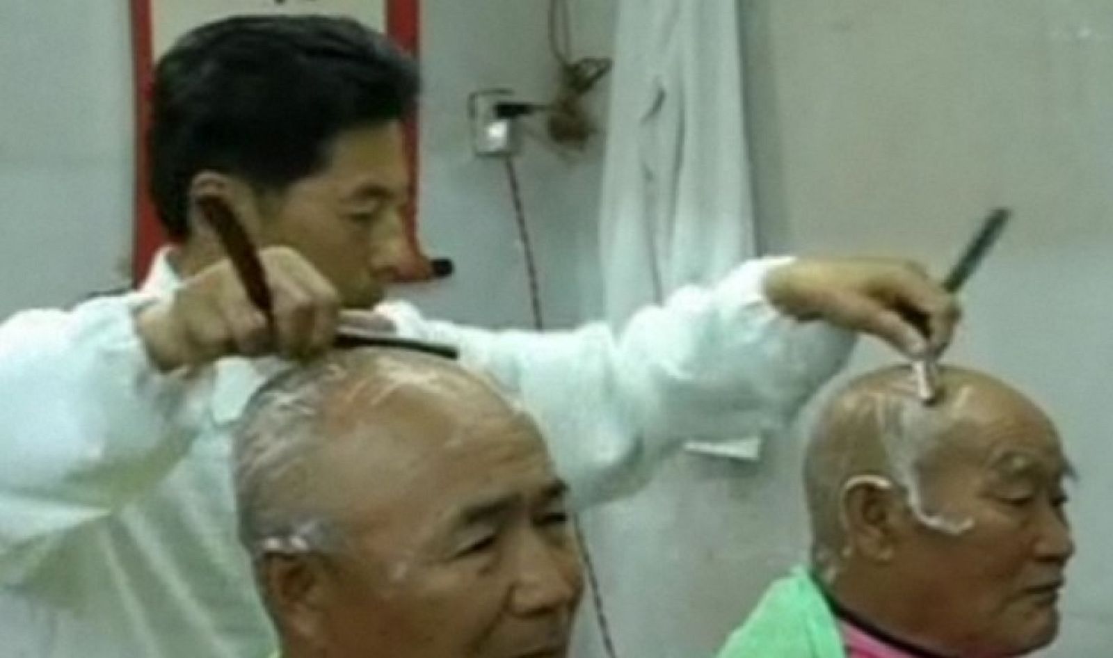 On Off: Barbero a dos manos - On Off | Ver