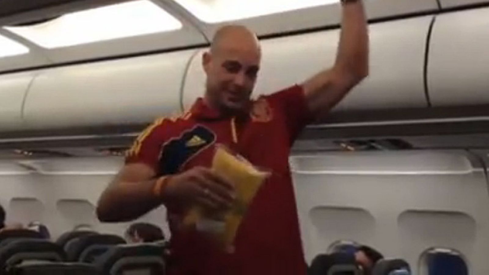 Pepe Reina ya dirige la celebración de 'La Roja'