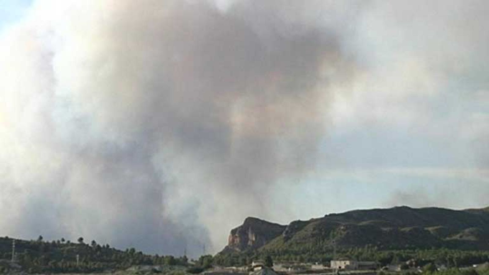 Más de 8.000 hectáreas quemadas y 200 personas desalojadas en un incendio en Murcia y Albacete