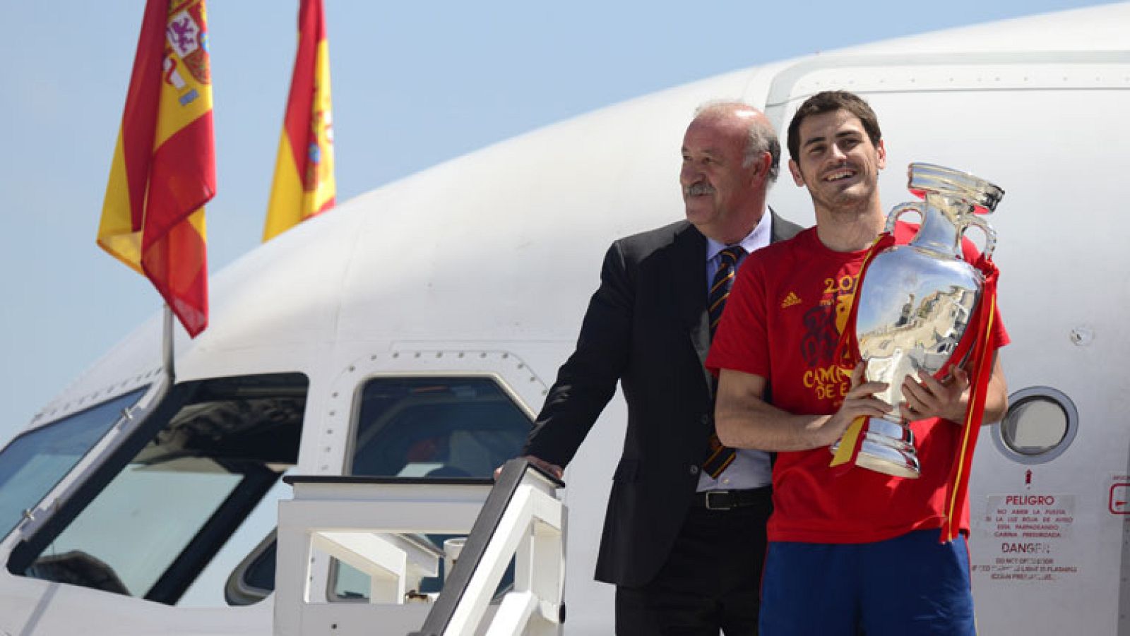 El avión con los jugadores y cuerpo técnico de la selección  española de fútbol, que este domingo se han proclamado campeones de  Europa, ha aterrizado a las 15:45 horas de este lunes en el  aeropuerto de Madrid-Barajas con unos campeones "felices" y