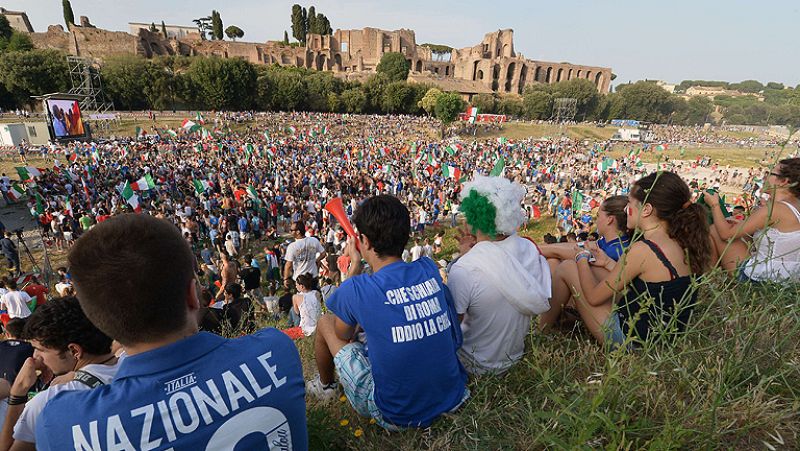 Fueron minoría clara pero algunos españoles residentes en Roma pudieron disfrutar del triunfo de la selección española frente a Italia. El país transalpino enmudeció tras la derrota de la selección italiana por 4-0 frente a España en la final de la E
