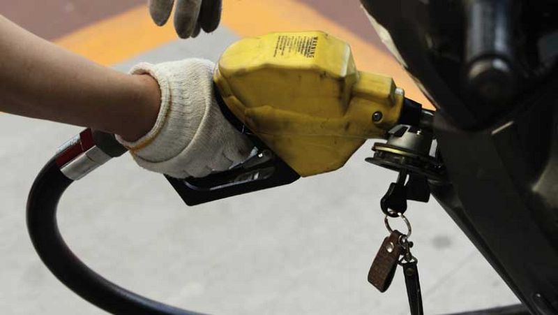 La gasolina española, la tercera más cara de la Unión Europea