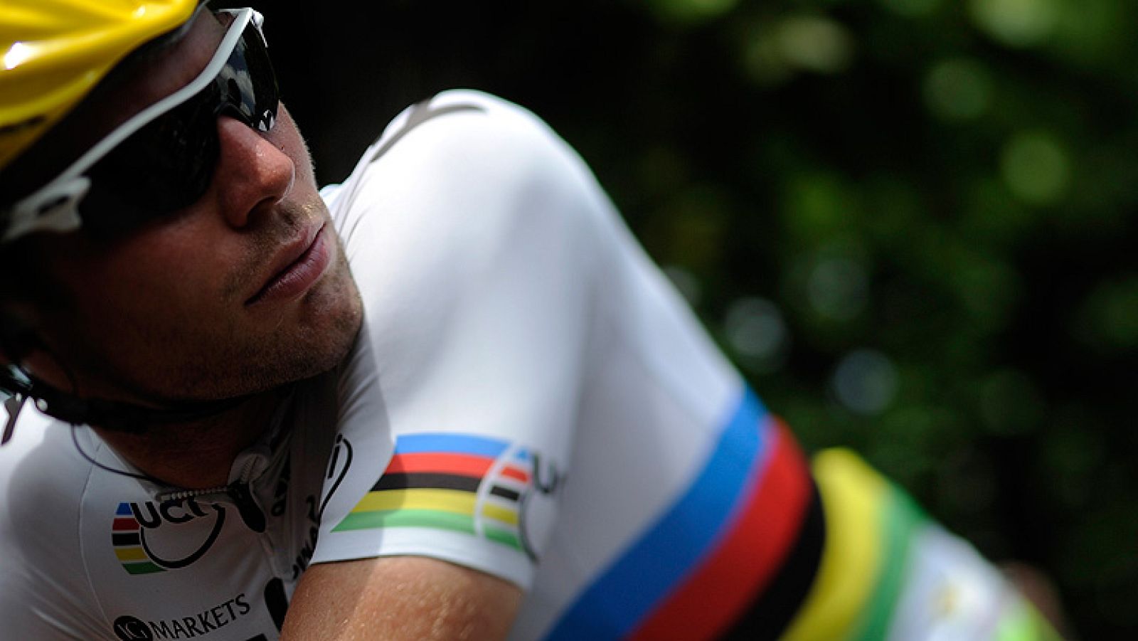 El británico Mark Cavendish, principal favorito para la victoria en la cuarta etapa, se ha visto privado del sprint por culpa de una caída a poco más de dos kilómetros y medio de la meta de Ruán.