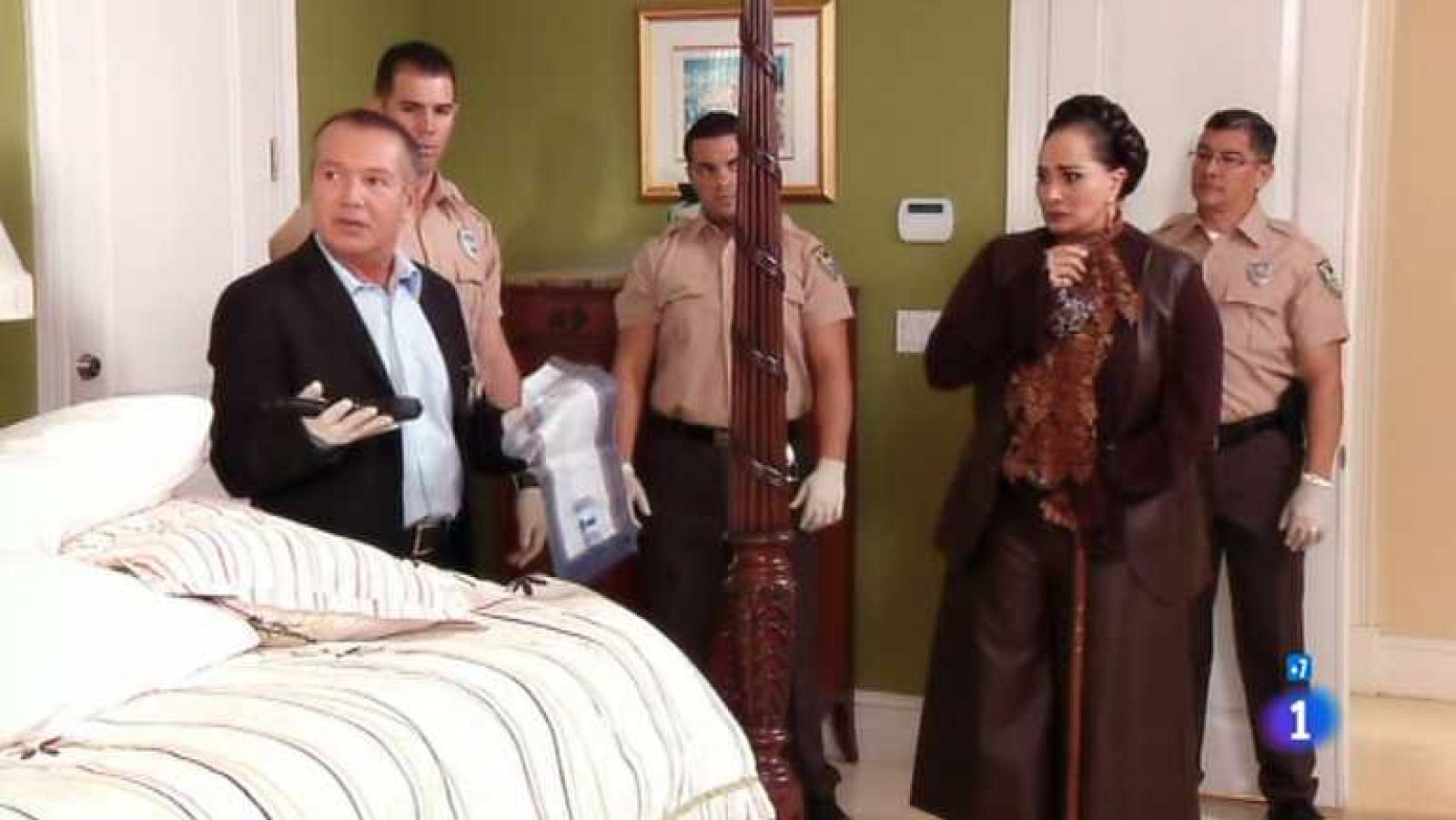 Corazón apasionado - Capítulo 41 - Marcos ejecuta el siguiente plan para acabar con Patricia: coloca el arma homicida en el cajón de la muchacha - Ver ahora