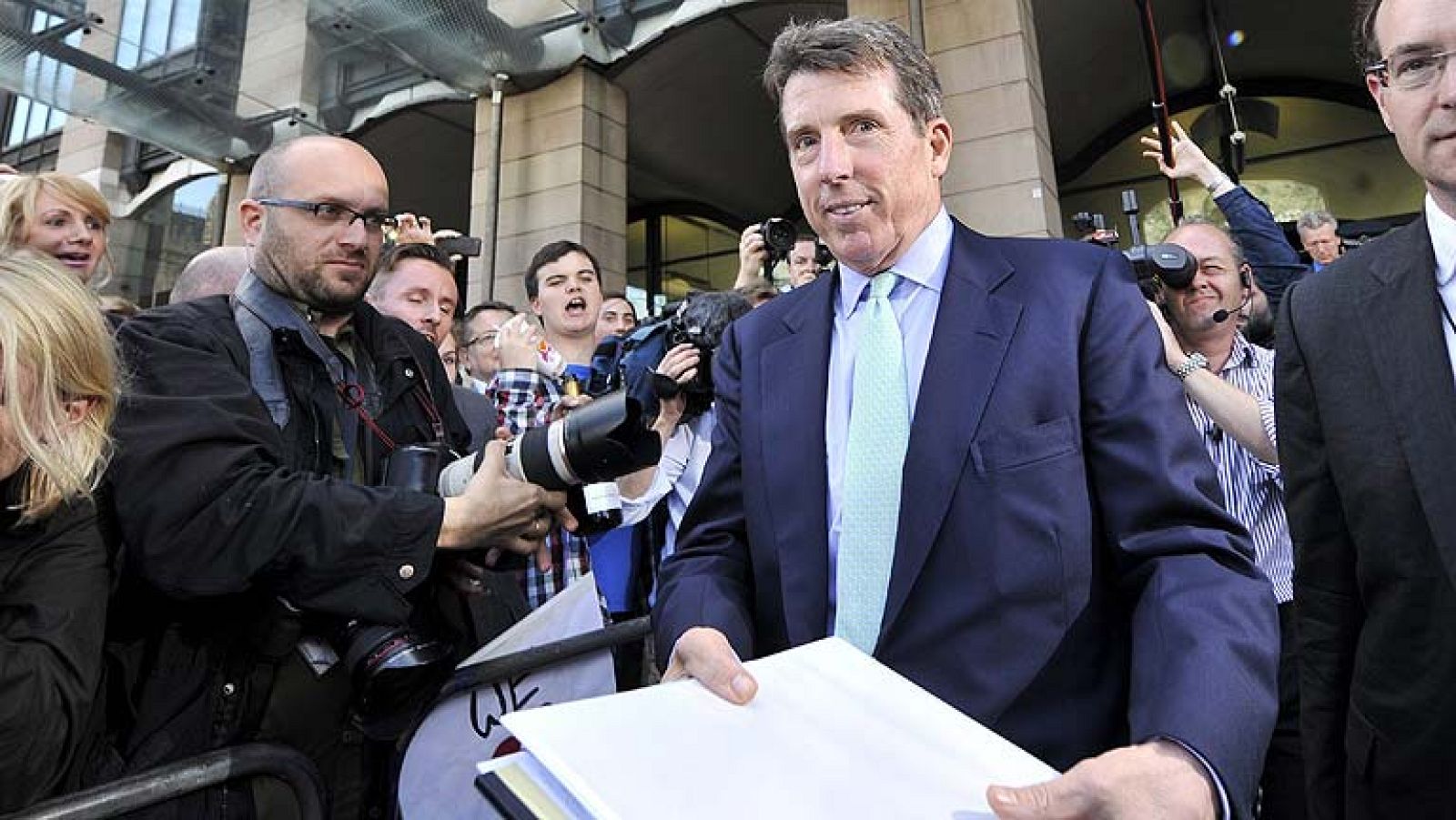 El exdirector de Barclays "no sabía" que sus empleados manipulaban el líbor - La tarde en 24h | Ver