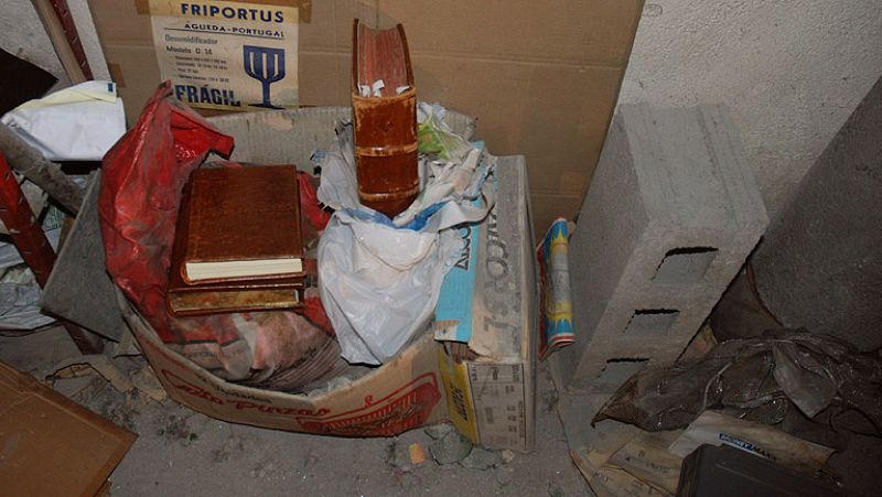 Vídeo en el que se ve a la Polícia descubrir el Códice Calixtino - La tarde en 24h | Ver