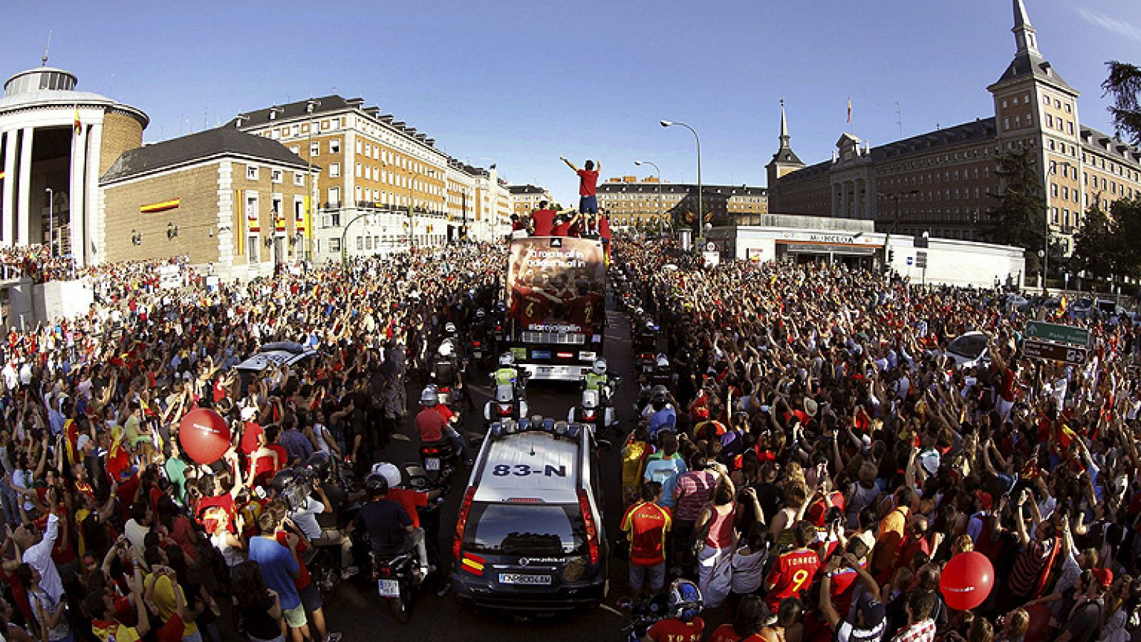 La selección española se dio un baño de masas histórico en Madrid, que volvió a volcarse con la Roja. Así lo vivimos en RTVE.es.