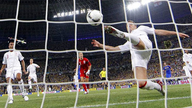 La FIFA permitirá que se haga uso de la tecnología en la línea de gol con sistemas como el 'Ojo de Halcón'. Empezará a utilizarse en el Mundial de Clubes de Tokio, así como en la Copa de las Confederaciones de Brasil de 2013 y en Mundial de Brasil de