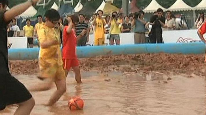 Telediario 1 - Pekín acoge el campeonato mundial de 'fútbol barro'