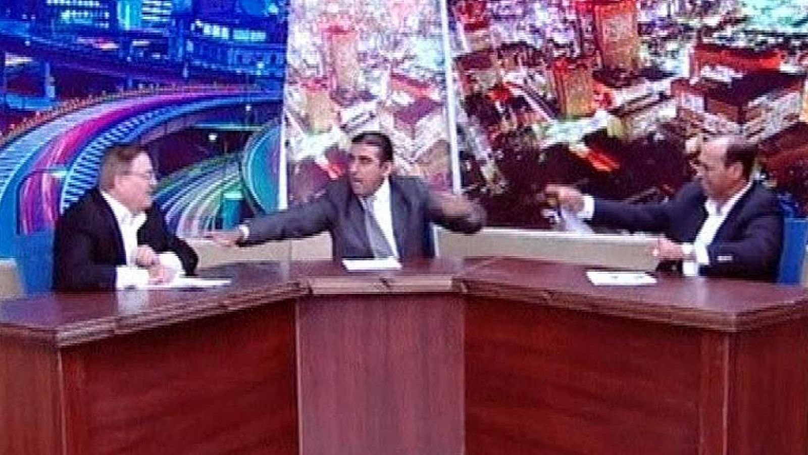 Un político jordano amenaza a su oponente con un revólver