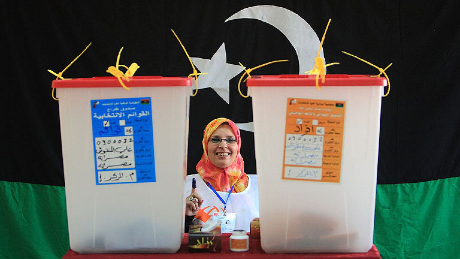 Libia ha vivido hoy una jornada histórica: las primeras elecciones en casi medio siglo. La mayoría de los libios no habían podido ejercer nunca este derecho. Hoy han acudido a las urnas con entusiasmo. Para conocer los resultados habrá que esperar.