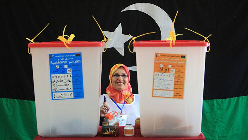 Libia ha vivido hoy una jornada histórica: las primeras elecciones en casi medio siglo. La mayoría de los libios no habían podido ejercer nunca este derecho. Hoy han acudido a las urnas con entusiasmo. Para conocer los resultados habrá que esperar.