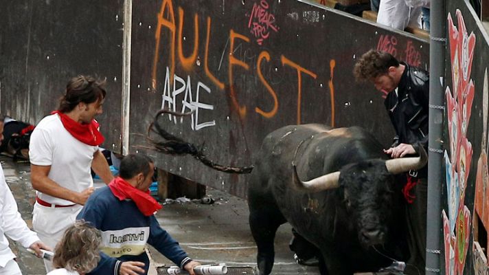 San Fermín - Peligrosa embestida de 'Navajito'