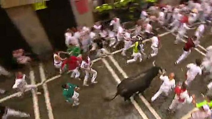 San Fermín - Los rapidísimos Miura protagonizan un intenso segundo encierro