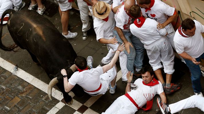 San Fermín - 'Navajito' se va contra los mozos antes de llegar al Ayuntamiento
