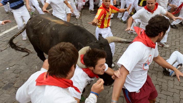 San Fermín - 'Navajito' embiste a un corredor