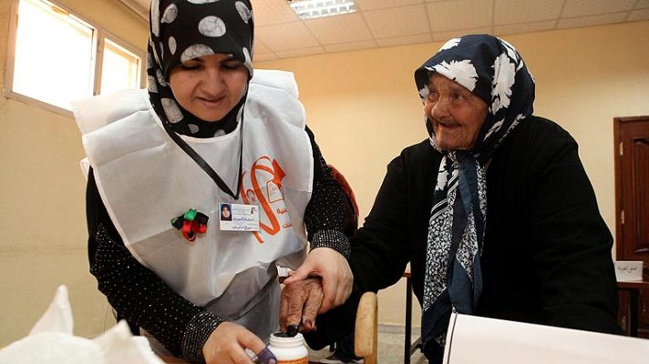 Telediario 1 - Muchas mujeres votan en Libia
