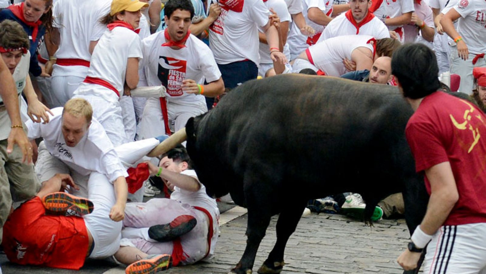 'Fugado' protagoniza tres cornadas en un tercer encierro largo de San Fermín 2012, de Cebada Gago | Ver