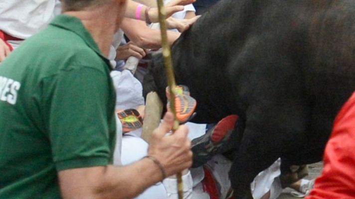 San Fermín - 'Fugado' cornea a tres mozos