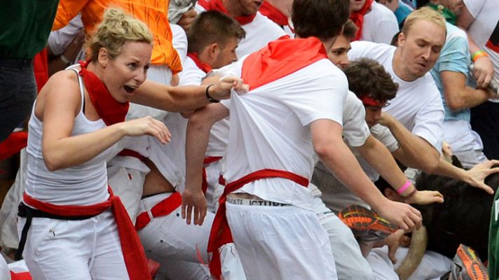 San Fermín - 'Fugado' cornea a otro mozo en el callejón