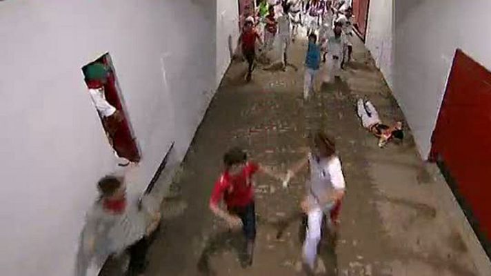 San Fermín - Un mozo se cae a la entrada del callejón y logra meterse en la escapada
