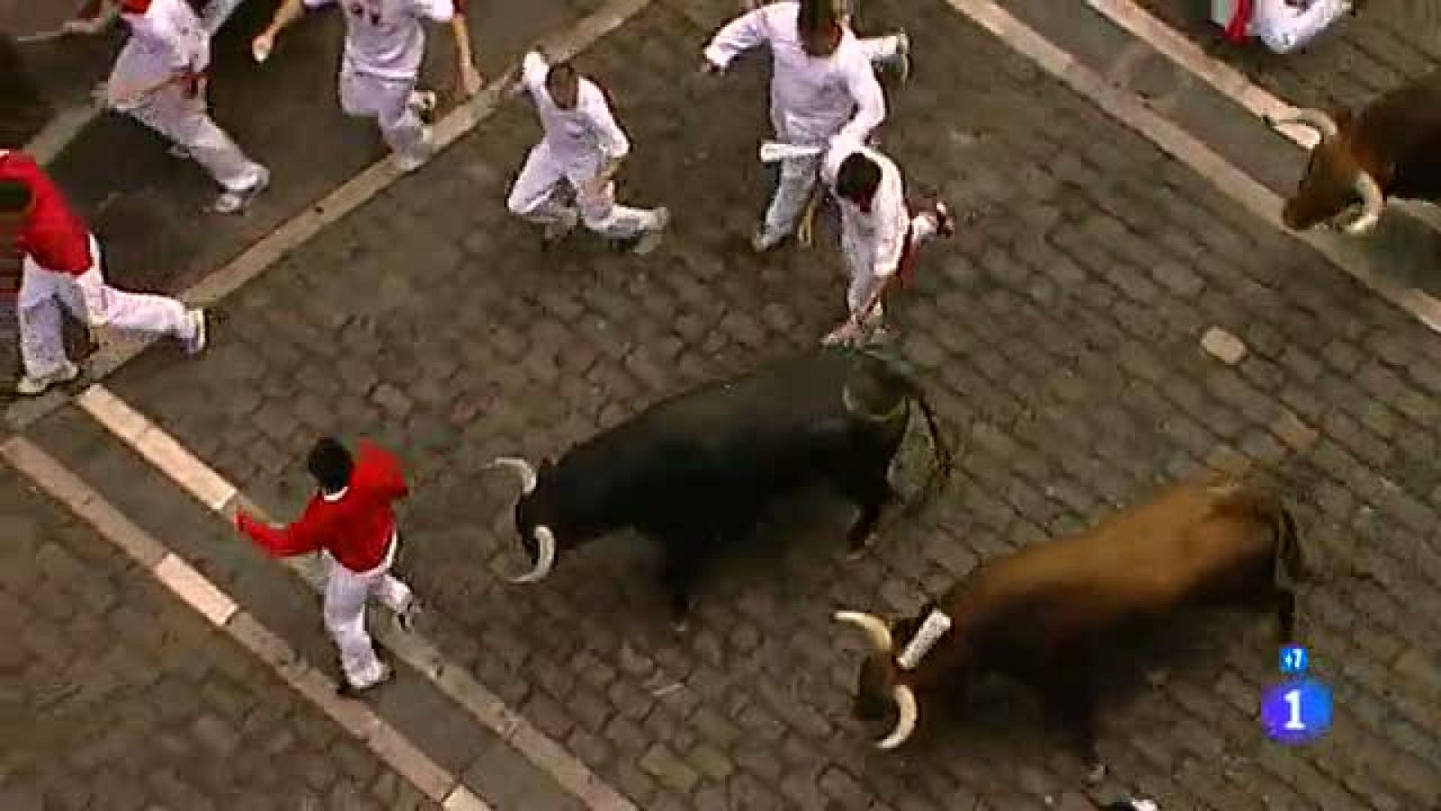 Un mozo comenta el encierro que ha corrido momentos antes | Ver