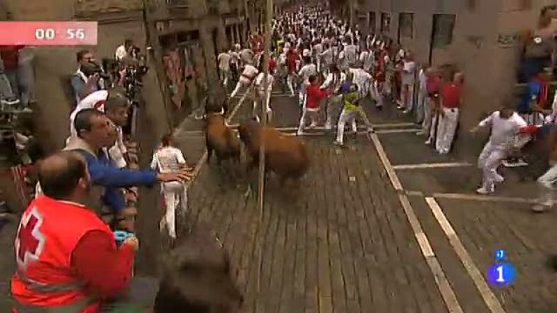 Un mozo casi es empitonado por un morlaco en la curva de Estafeta