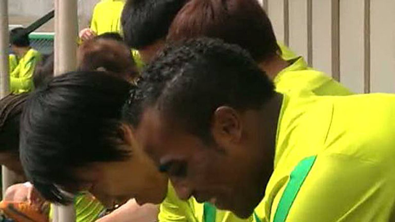 El fútbol chino se ha lanzado a la carrera de fichajes extranjeros multimillonarios. Desde Camacho, como seleccionador nacional hasta Drobga, Anelka o Kanouté...Hoy hemos estado con algunas de esas figuras en el Beijing Guoan, uno de los equipos má