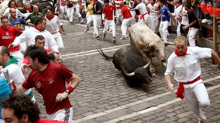 San Fermín - Dos morlacos de Fuente Ymbro se empotran en la curva de Estafeta