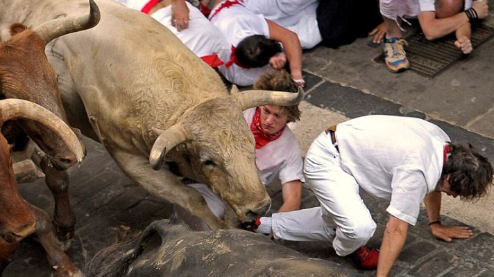 San Fermín - La manada pisotea a un mozo en la calle Estafeta