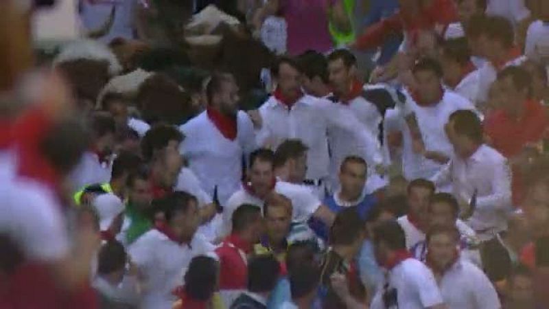 Un mozo de blanco protagoniza la carrera más bonita del sexto encierro