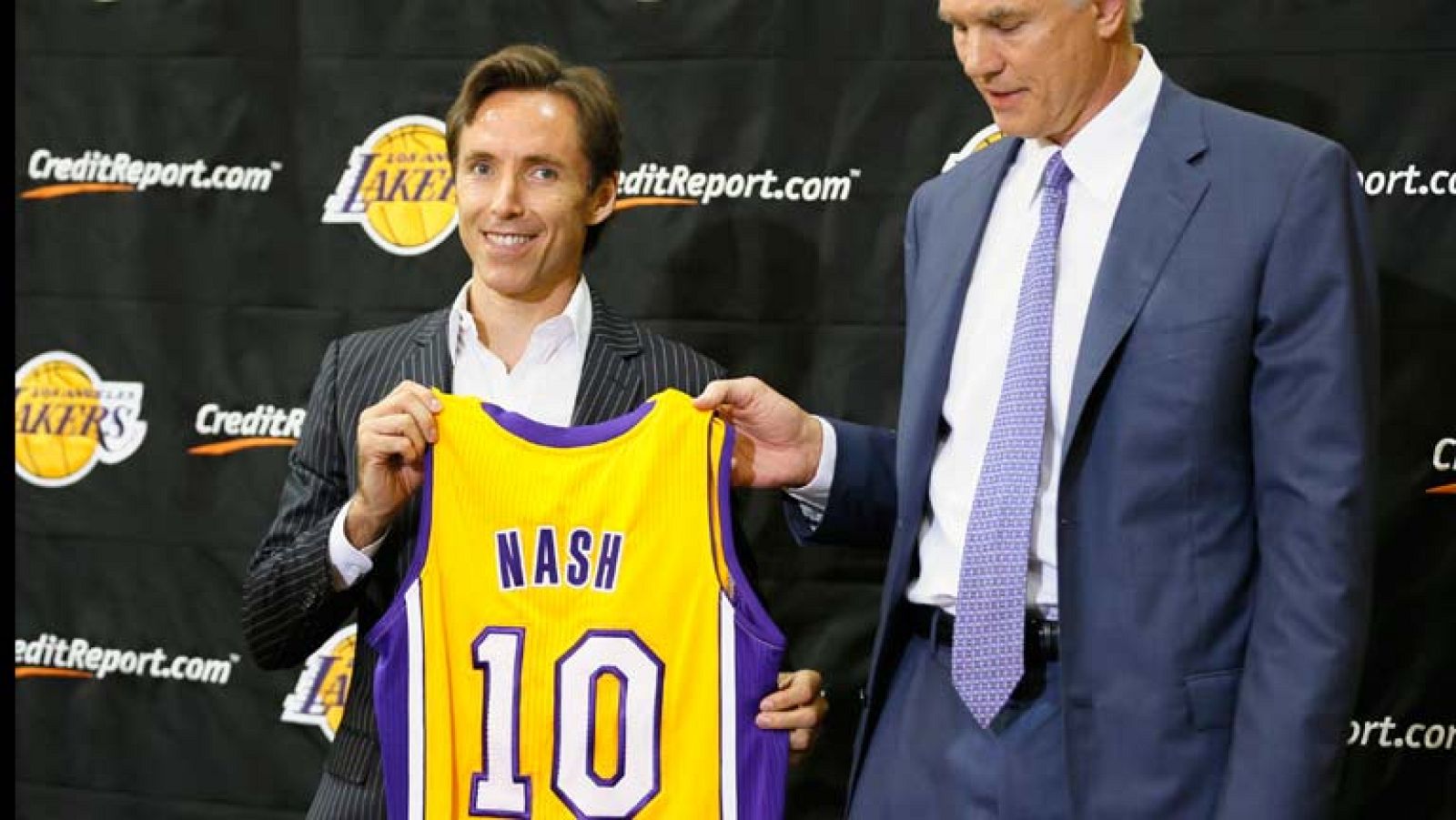 El nuevo fichaje de los Lakers, el base Steve Nash, llevará el número 10 en su camiseta en honor a Messi. Ha dejado su número de siempre, el 13, y ha cogido el del futbolista argentino al que admira.
