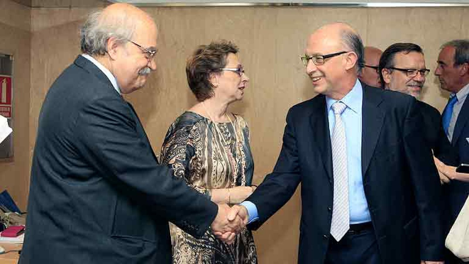 Las CC.AA. presionan a Hacienda para que su objetivo de déficit sea superior al 1,5%