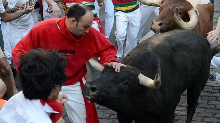 San Fermín - Un mozo casi es corneado en la entrada al callejón
