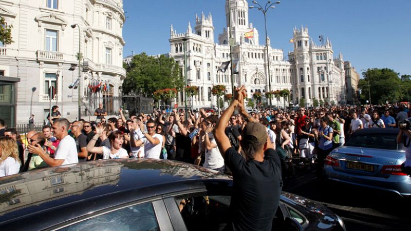 Los funcionarios protestan por la eliminación de una paga extra y de los moscosos