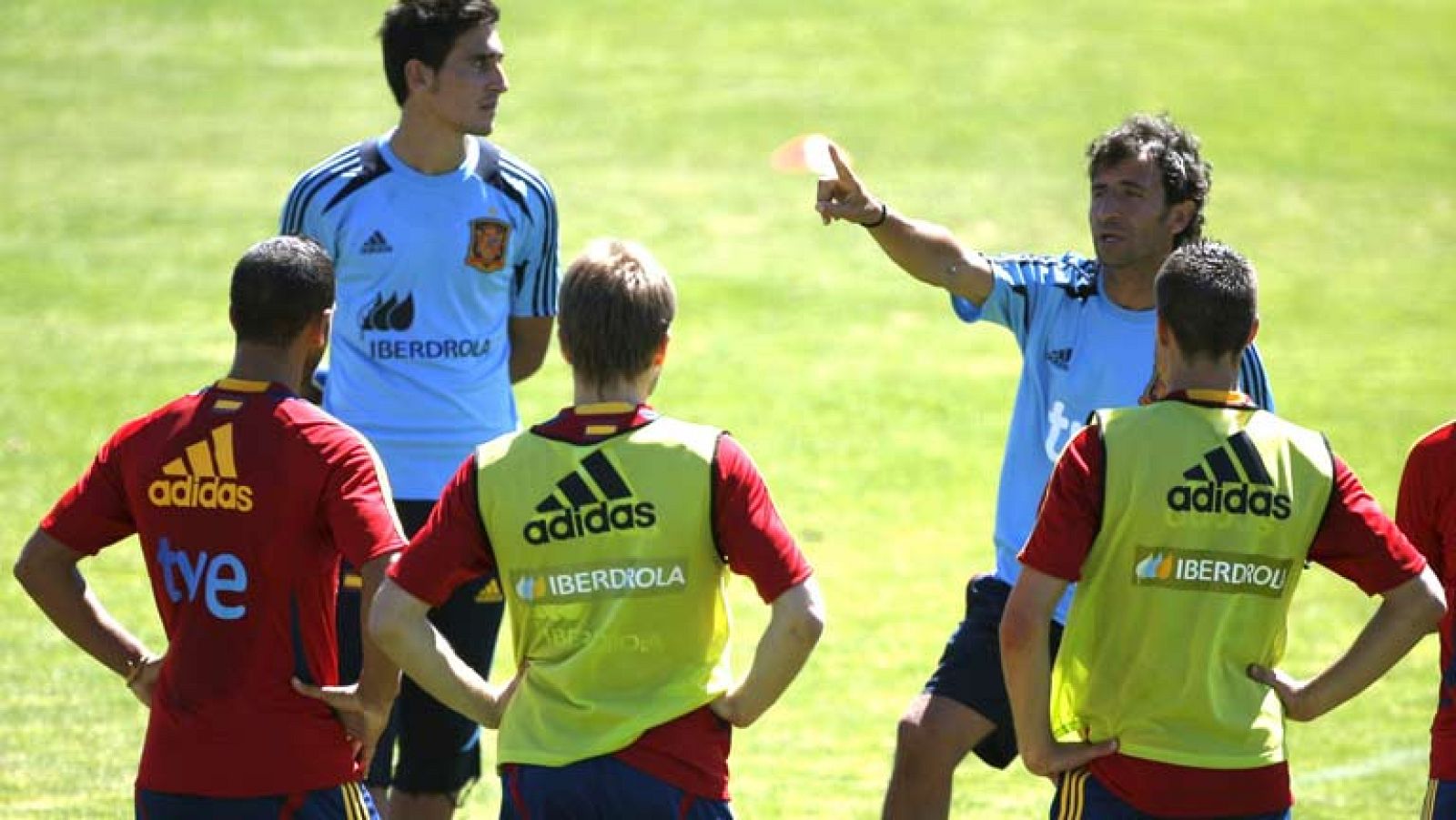 El fútbol español sigue en pleno apogeo. Después de la Eurocopa de la absoluta ante Italia, los Sub-19, tanto en categoría masculina como en femenina, tendrán la oportunidad este fin de semana de conquistar también Europa. La final masculina ante Gre