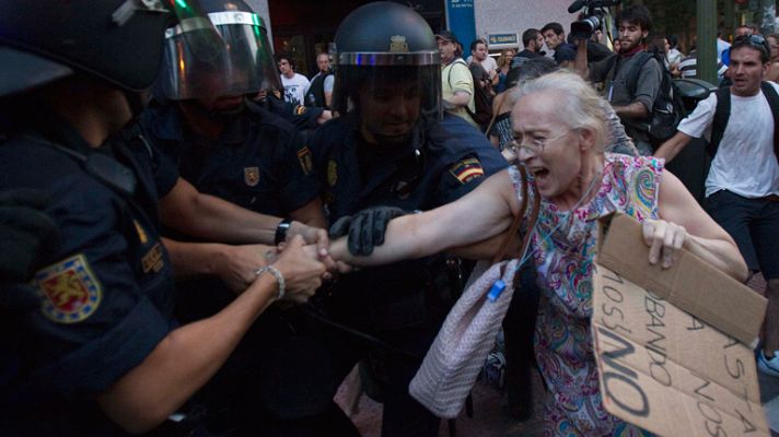 Telediario 1 - Al menos seis detenidos en la protesta madrileña contra los recortes