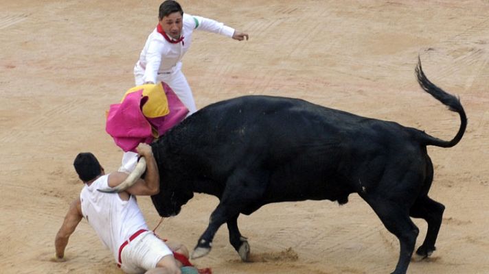 San Fermín - Embestida a un mozo en la plaza