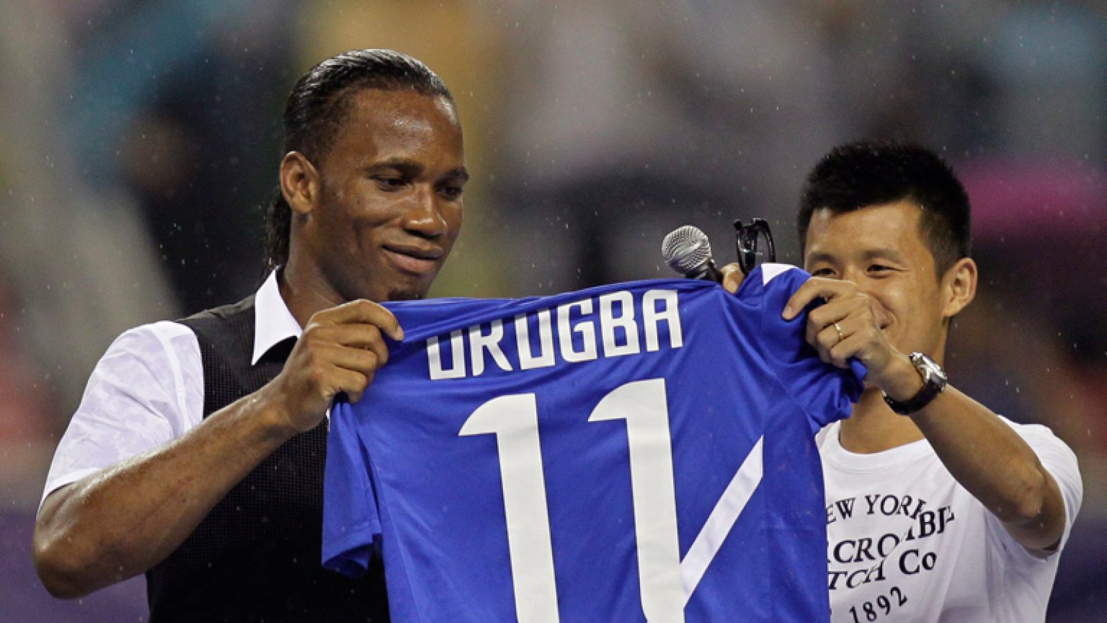 El delantero marfileño, Didier Drogba, ha sido recibido como un héroe en China.