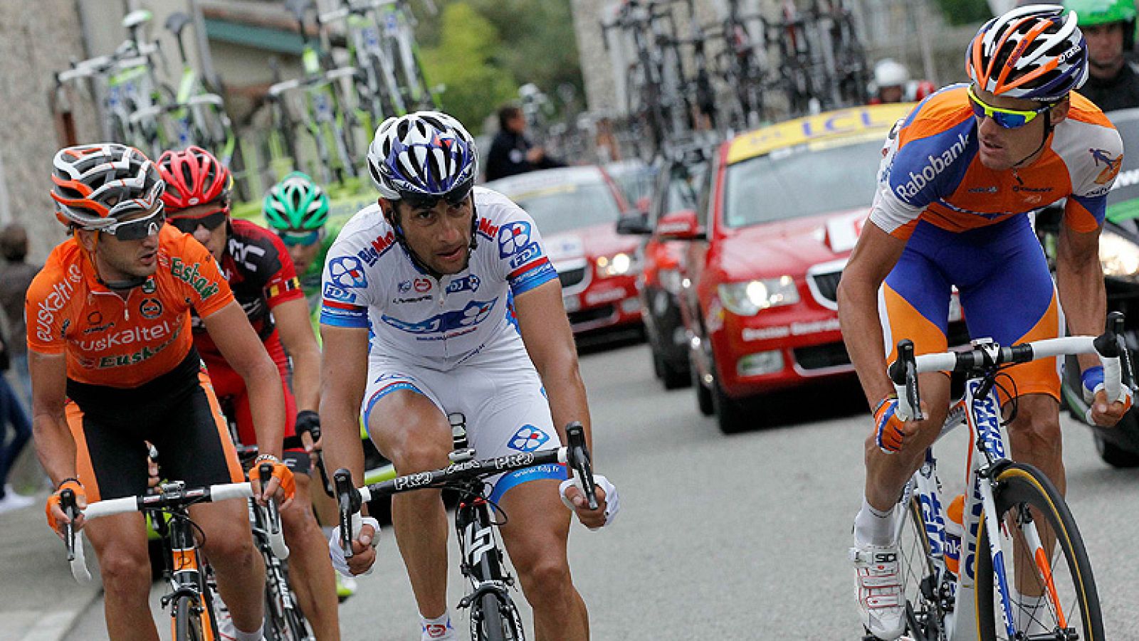 El español Luis León Sánchez consiguió hoy la primera victoria española en el Tour 2012 al imponerse en la decimocuarta, la primera pirenaica, disputada entre Limoux y Foix sobre un trayecto de 191 kilómetros en el que invirtió un tiempo de 4h50:29.