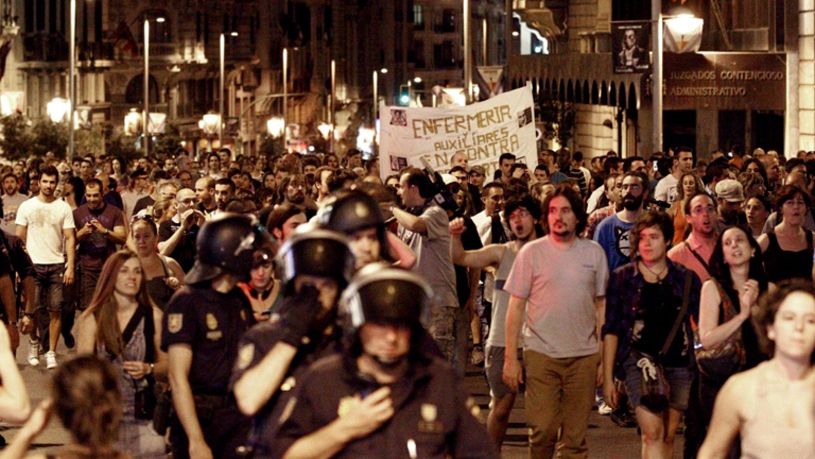Cientos de funcionarios protestan por los recortes cerca del Congreso de los Diputados